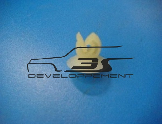 Agrafe de fixation de tringlerie d’ouverture de porte