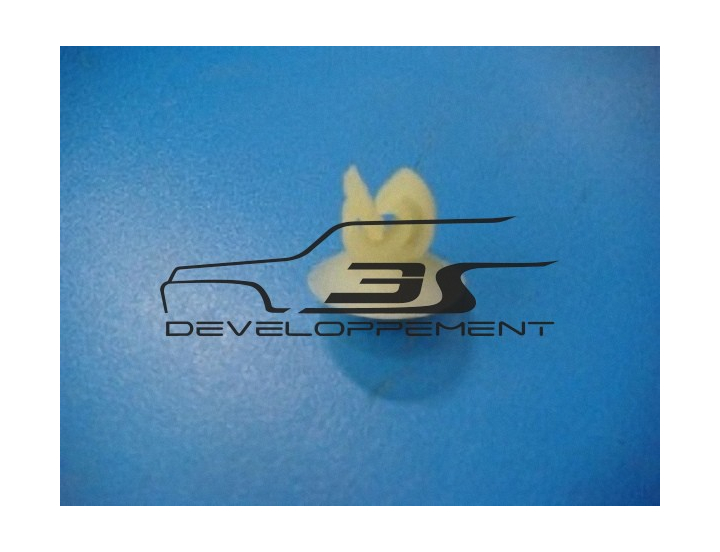 Agrafe de fixation de tringlerie d’ouverture de porte