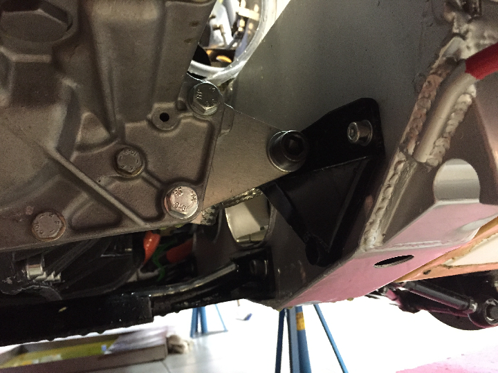 Pattes de fixation de liaison boite - support de boite  (la paire)