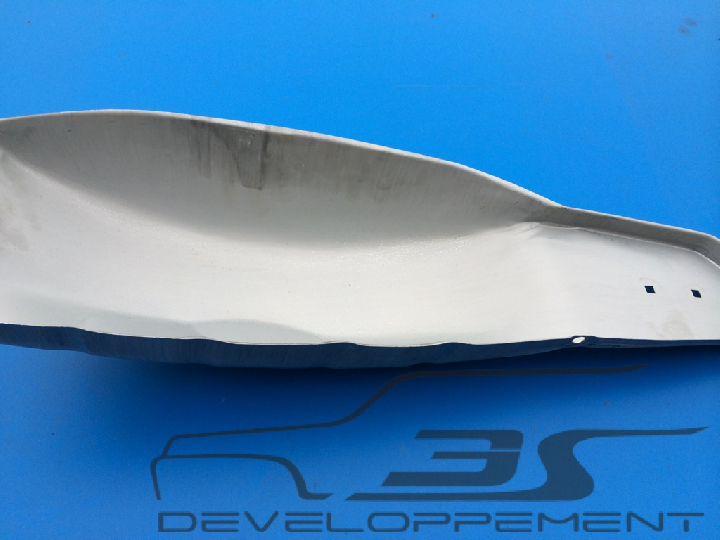 Equerre de fixation d'aile avant droit