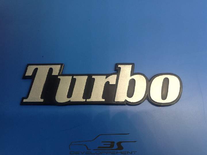 Monogramme Turbo 1, fabrication plastique