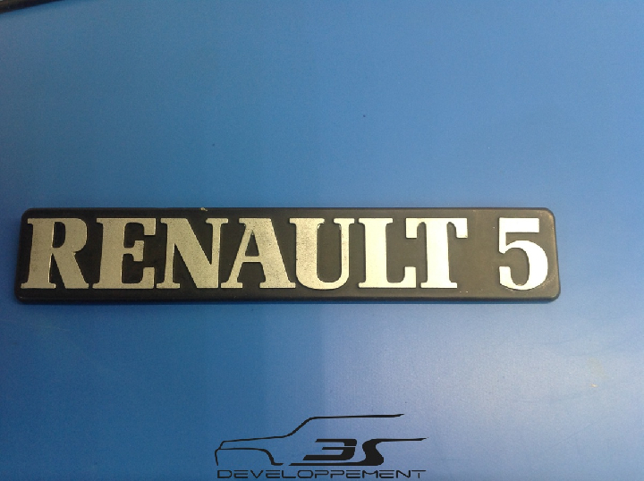 Monogramme Renault, fabrication plastique