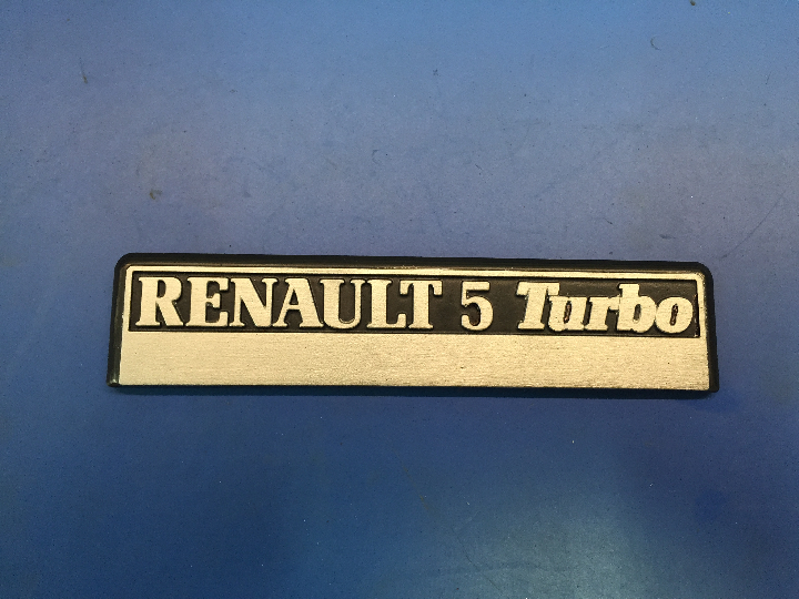 Monogramme Renault, fabrication plastique