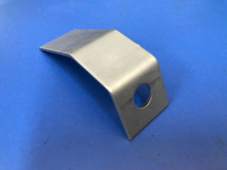 Patte de fixation grille d' aile arrière