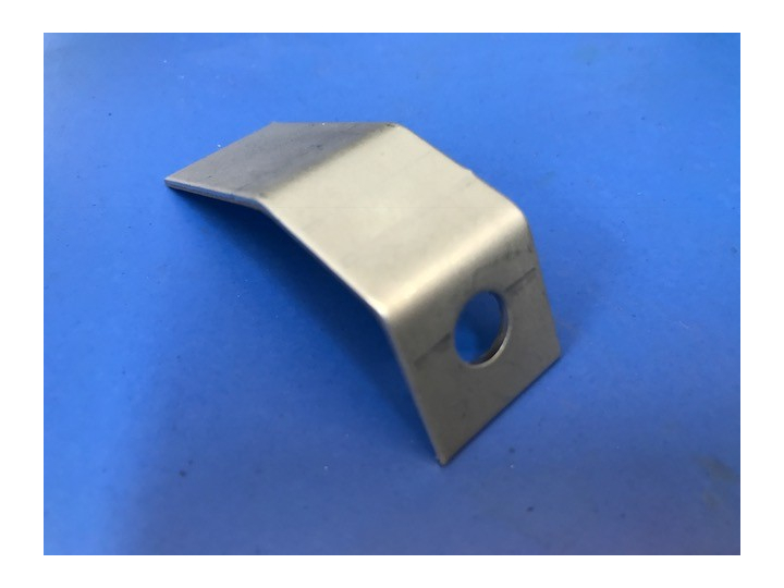 Patte de fixation grille d' aile arrière