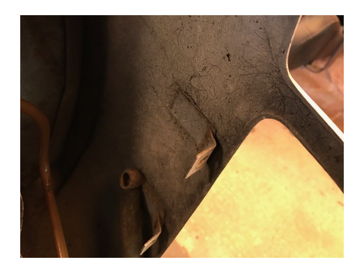 Patte de fixation grille d' aile arrière